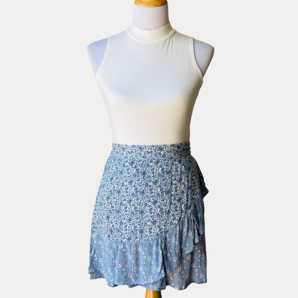 Sim & Sam Floral‎ Ruffles White and Blue Mini Cottagecore Skirt - Size Medium
